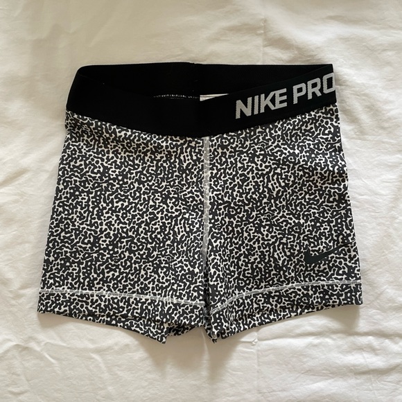 Women’s Nike Pro Shorts - Picture 1 of 1